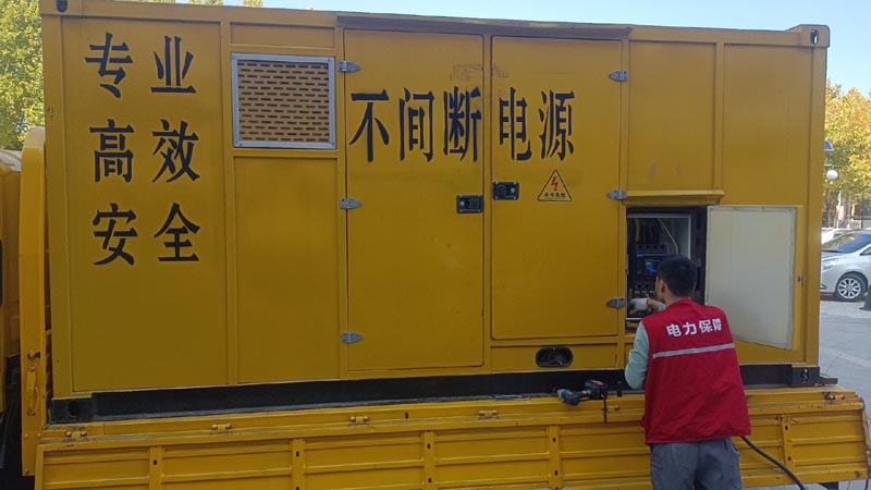 伊春柴油发电机组和UPS电源配合使用时，如何避免切换过程中的电力中断？